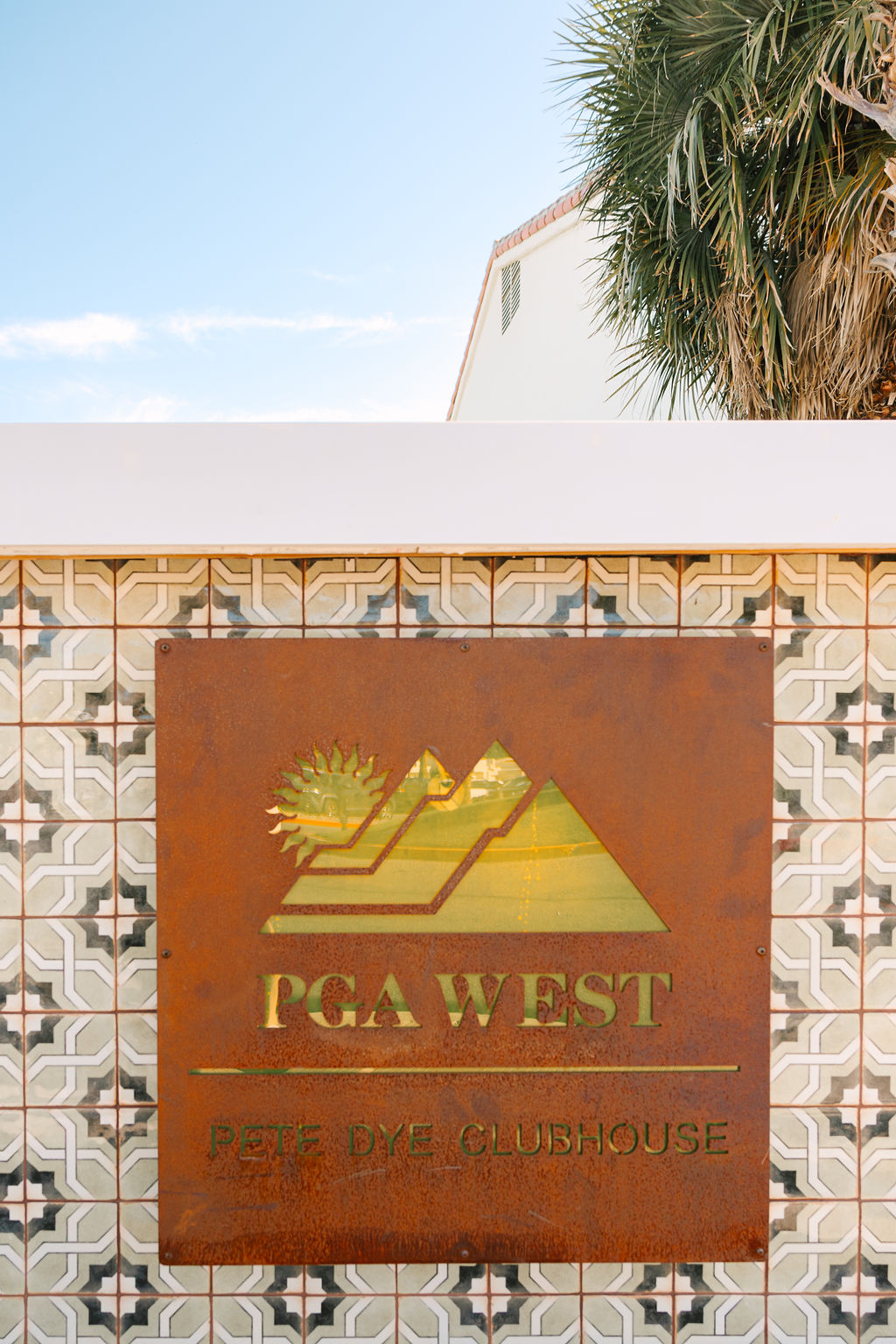 Details of the pga west pete dye mountain course front entrance sign